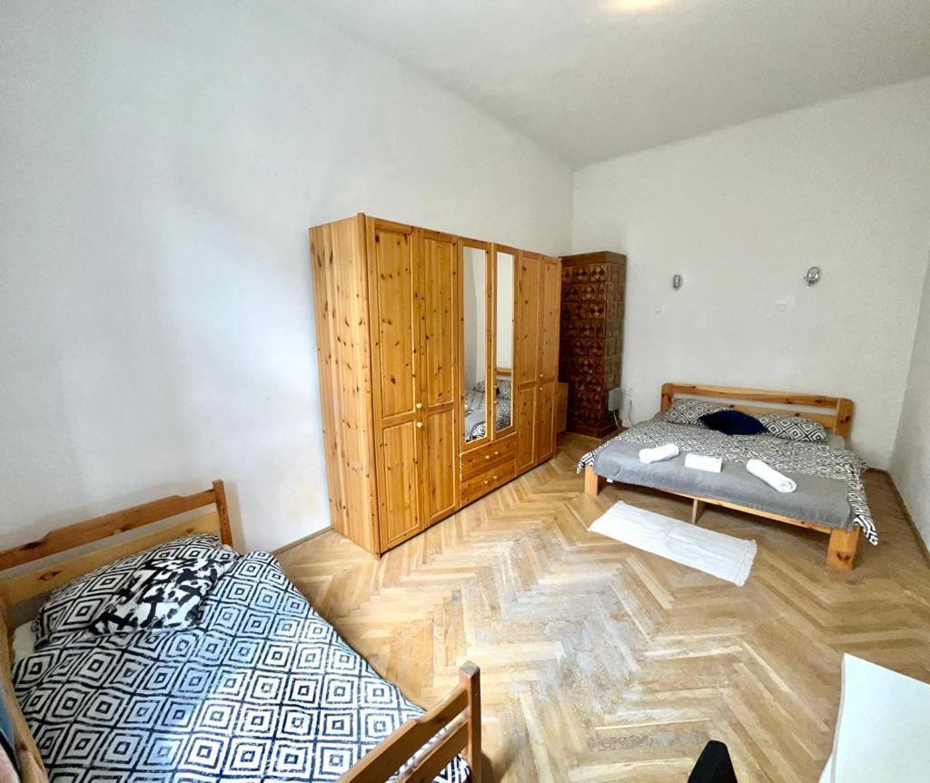 Nice Bedroom Near The Bus And Train Station Краків Екстер'єр фото