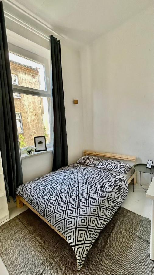 Nice Bedroom Near The Bus And Train Station Краків Екстер'єр фото