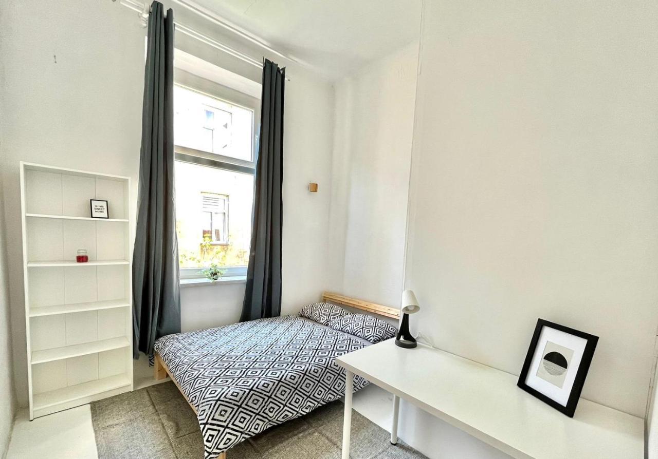 Nice Bedroom Near The Bus And Train Station Краків Екстер'єр фото