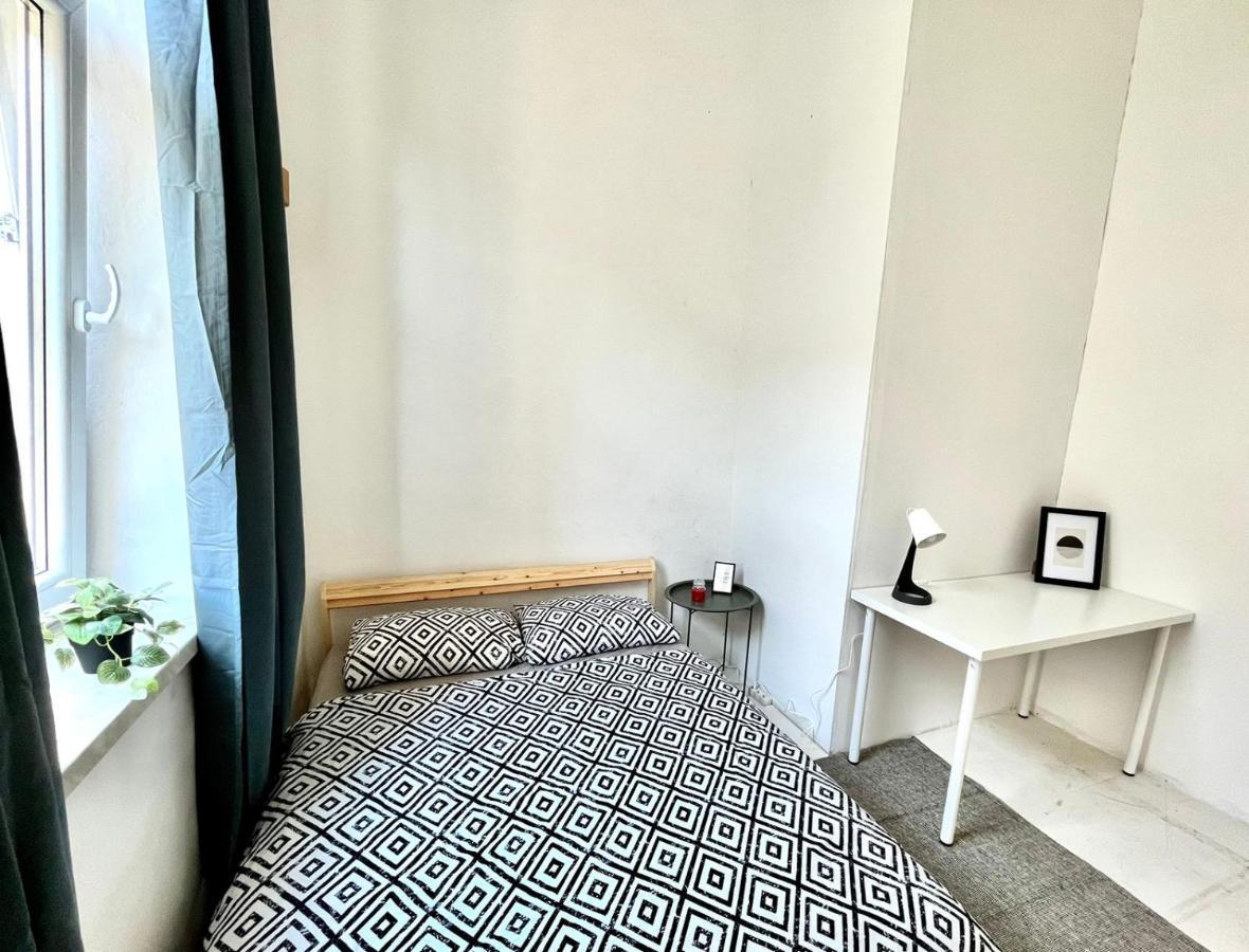 Nice Bedroom Near The Bus And Train Station Краків Екстер'єр фото