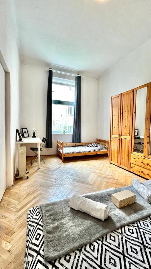 Nice Bedroom Near The Bus And Train Station Краків Екстер'єр фото